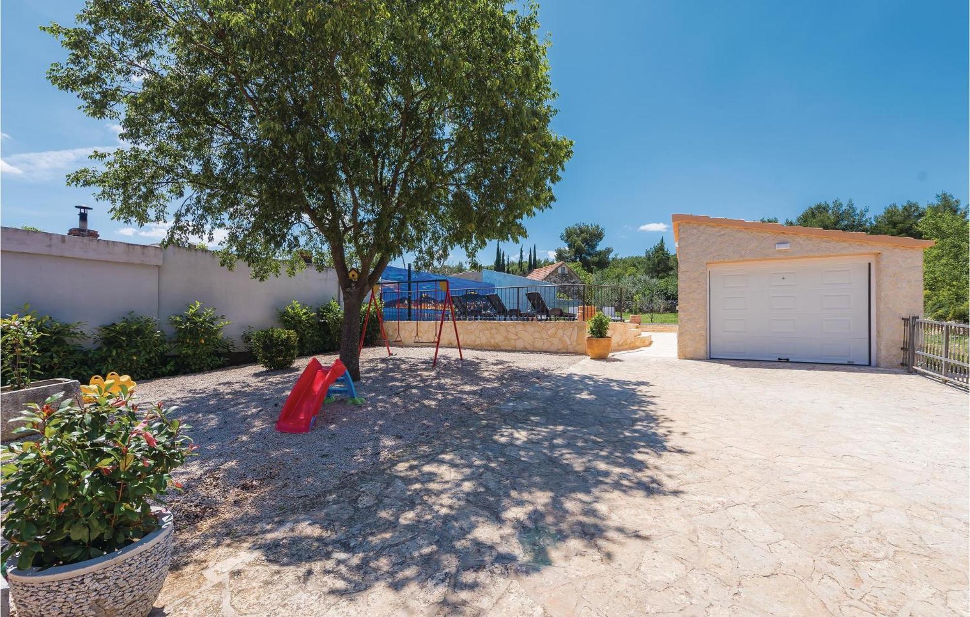 Amazing Home In Bilice With Outdoor Swimming Pool シベニク エクステリア 写真
